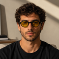 Homem usando óculos LUMA Day Black com lentes amarelas para filtro de luz azul