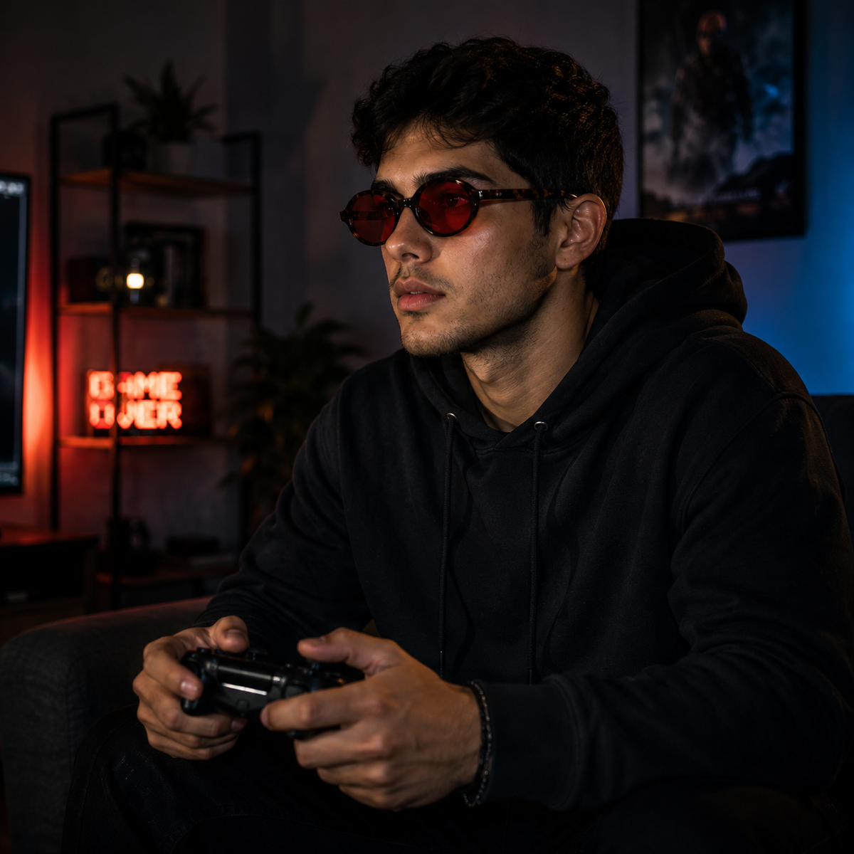 Homem usando óculos LUMA Night Tortoise com armação tartaruga oval e lentes vermelhas enquanto joga videogame à noite.