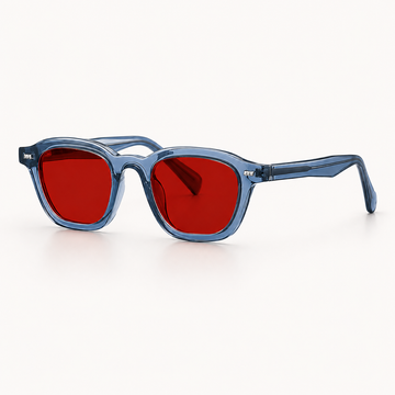 Óculos AURA Night Blue com armação azul translúcida, lentes vermelhas com filtro de luz azul e design angular, em vista 3/4.