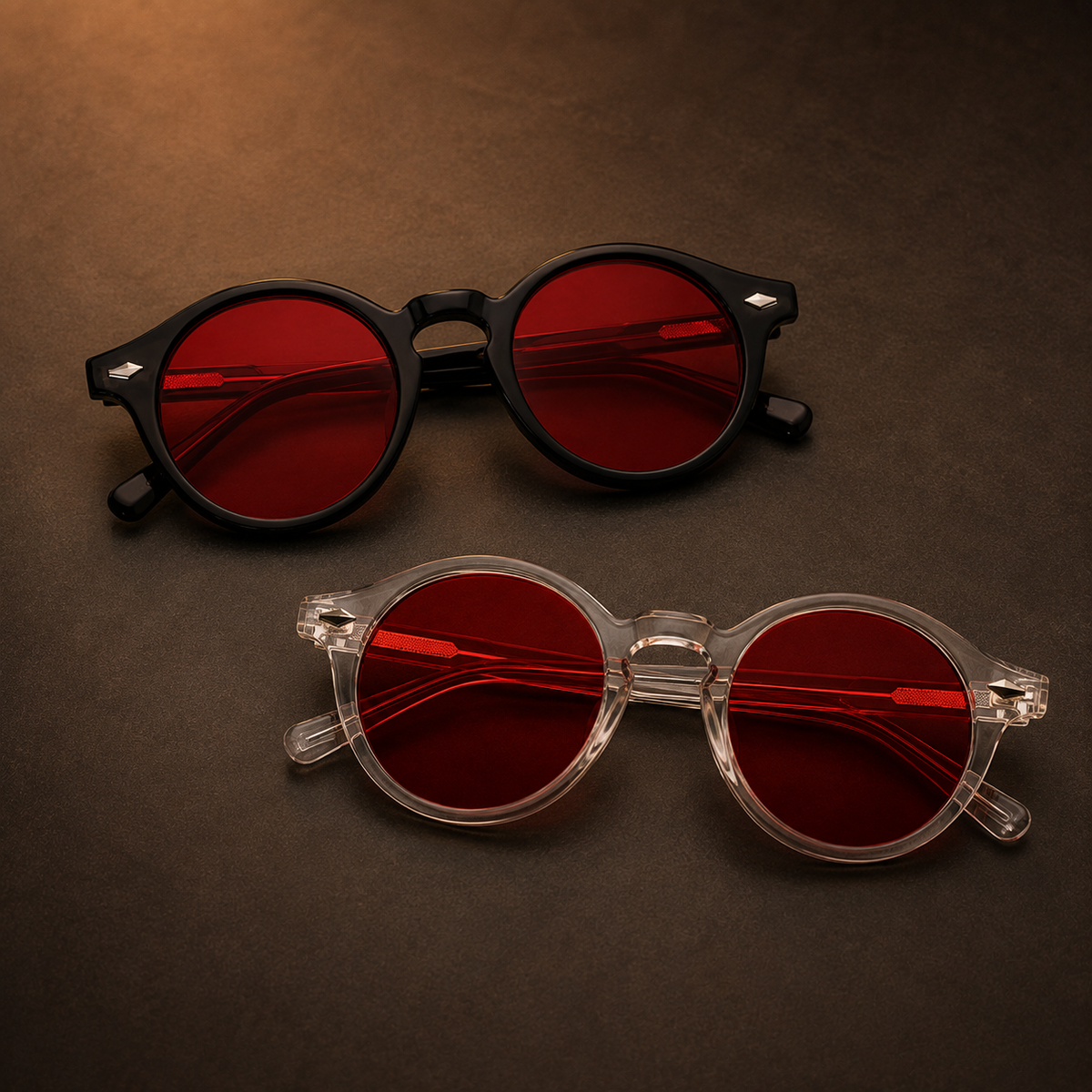 Óculos NOX Night Black e Translucent com lentes vermelhas, posicionados sobre uma mesa escura em composição noturna.