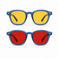 Óculos AURA Kit Day + Night na cor Blue, apresentados de frente sobre fundo branco, com a versão Day de lentes amarelas na parte superior e a versão Night de lentes vermelhas na parte inferior.