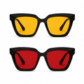 Óculos VESPER Kit com armação Black apresentados em duas versões sobre fundo branco: lentes amarelas para o Day na parte superior e lentes vermelhas para o Night na parte inferior, destacando o design angular e marcante do modelo.