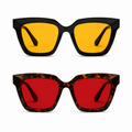 Óculos VESPER Kit apresentados em duas versões sobre fundo branco: armação Black com lentes amarelas para o Day na parte superior e armação Tortoise com lentes vermelhas para o Night na parte inferior, destacando o design angular e marcante do modelo.