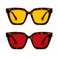 Óculos VESPER Kit com armação Tortoise apresentados em duas versões sobre fundo branco: lentes amarelas para o Day na parte superior e lentes vermelhas para o Night na parte inferior, destacando o design angular e marcante do modelo.